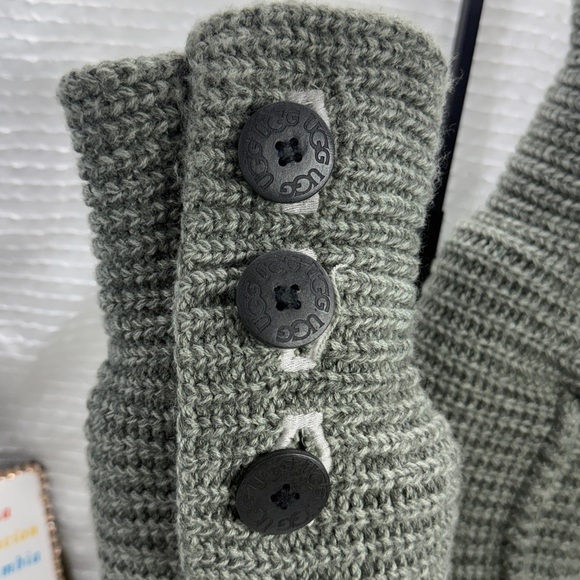(T5) UGG Australia Women's Classic Gray Cardy Knit Boots, Size 6, Side Buttons. - Picture 2 of 11